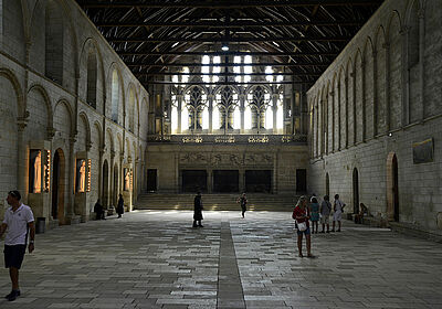 Palais des Ducs d'Aquitaine - la salle des pas perdus