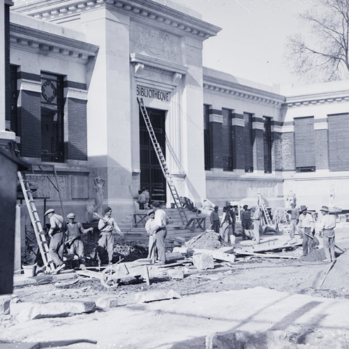Des ouvriers travaillent sur la construction d'un bâtiment qui accueillera une bibliothèque (photo du début du 20ème siècle)