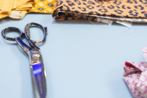 Un ciseau de couture avec des coupons de tissu