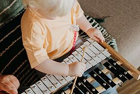 A tout petits sons Le chat qui aimait le jaune