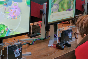 Un enfant est en train de jouer à jeu vidéo.