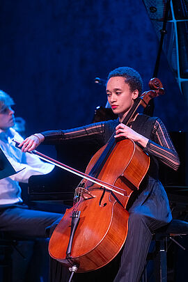 Photo d'une personne jouant du violoncelle