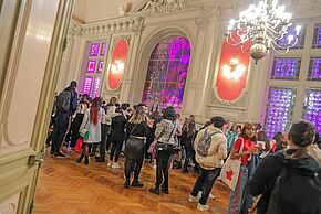 Groupe de personnes réunies dans une salle de réception