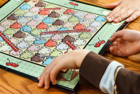 Des personnes jouent à un jeu de plateau.