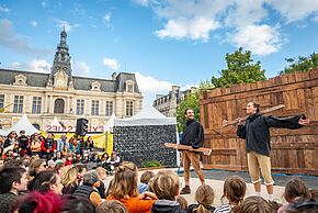 Photo d'une scène des Expressifs devant l'Hôtel de Ville
