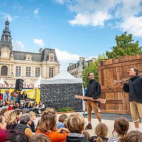 Photo d'une scène des Expressifs devant l'Hôtel de Ville