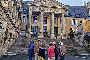 photo de l’entrée du Palais du 19e siècle