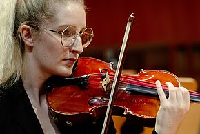 Femme faisant du violon