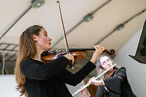 Personne faisant du violon