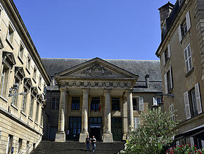 Devanture du Palais des Ducs d'Aquitaine - Agrandir l'image (fenêtre modale)