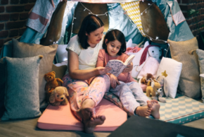 Photo d'une maman qui lit une histoire à sa fille