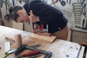 photo d'une personne travaillant le bois