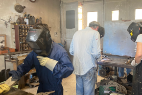 photo de personnes travaillant le métal