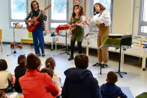 Photo d'un groupe de musique jouant devant des enfants.