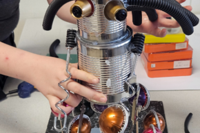 Un enfant tient un robot qu'il vient de fabriquer