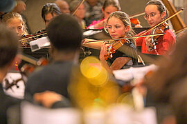 Photo d'un orchestre qui joue pendant Écoutez voir !