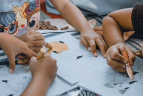 Photo d'enfants en train de dessiner