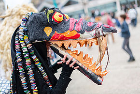 Photo d'un déguisement de dragon pendant le carnaval