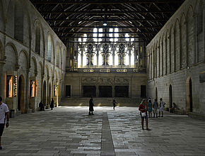 Palais des Ducs d'Aquitaine - la salle des pas perdus - Agrandir l'image (fenêtre modale)