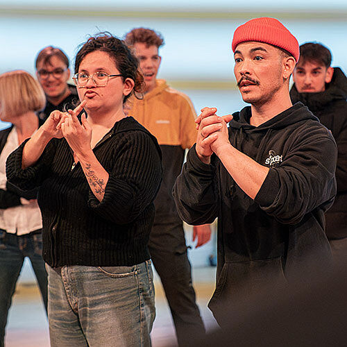Échauffement collectif de danse en LSF