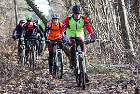 Personnes faisant du VTT