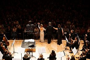 Photo de l'orchestre saluant le public