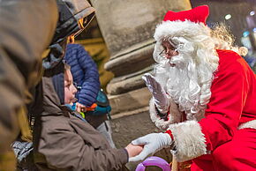 Photo du Père Noël dans le centre-ville de Poitiers