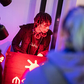 Photo d'un DJ en train de jouer