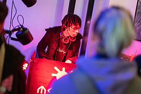 Photo d'un DJ en train de jouer