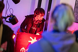 Photo d'un DJ en train de jouer