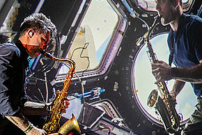 Photo de Thomas Pesquet qui joue de la musique dans l'ISS