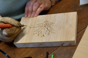 photo d'une personne faisant de la pyrogravure