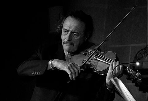 Photo Dominique Pifarély qui joue du violon