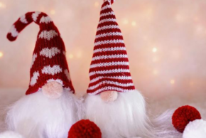 Peluches avec des bonnets de Noël