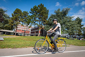 etudiant en vélo sur le campus de Poitiers