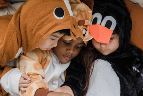 Des enfants en pyjama sont en train de lire un livre