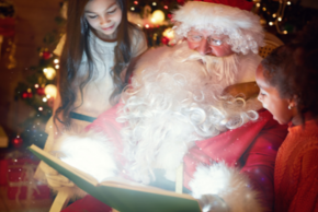 Un père Noël raconte des histoires à deux enfants.