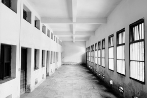 Un couloir avec des portes fermées