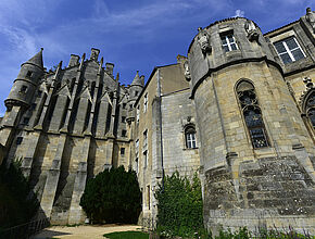 Vue en contre-plongée du Palais des Ducs d'Aquitaine - Agrandir l'image (fenêtre modale)