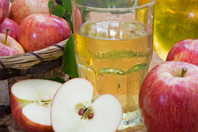 Des pommes et du jus de pomme