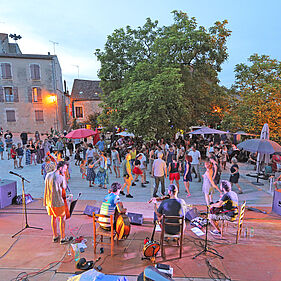 Photo de l'événement Bals à gogo, les rois de la piste du magazine "Sortir dans Grand Poitiers" été 2026 numéro 23