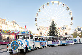Vue d'ensemble du petit train devant la grande roue et le sapin de noël à Poitiers