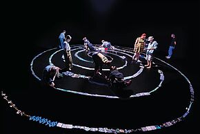 photo de la spirale de Suzon Fucks en cours de construction avec le public