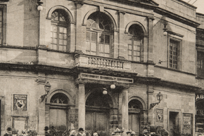 Image d'archives montrant des personnes devant un théâtre