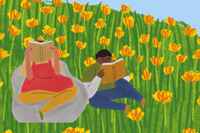 Deux personnes lisent dans un champ de fleurs